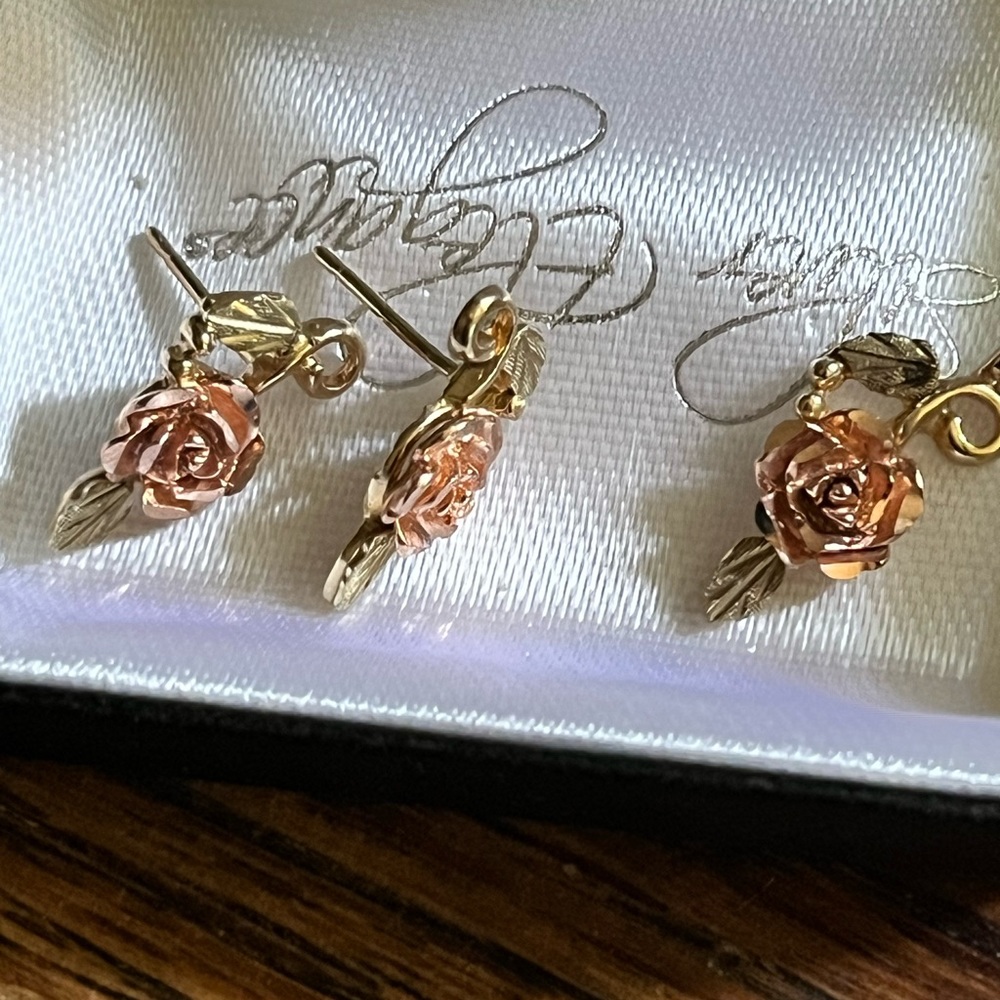 Black Hills Gold Traditional Leaf Necklace and matching  Earrings